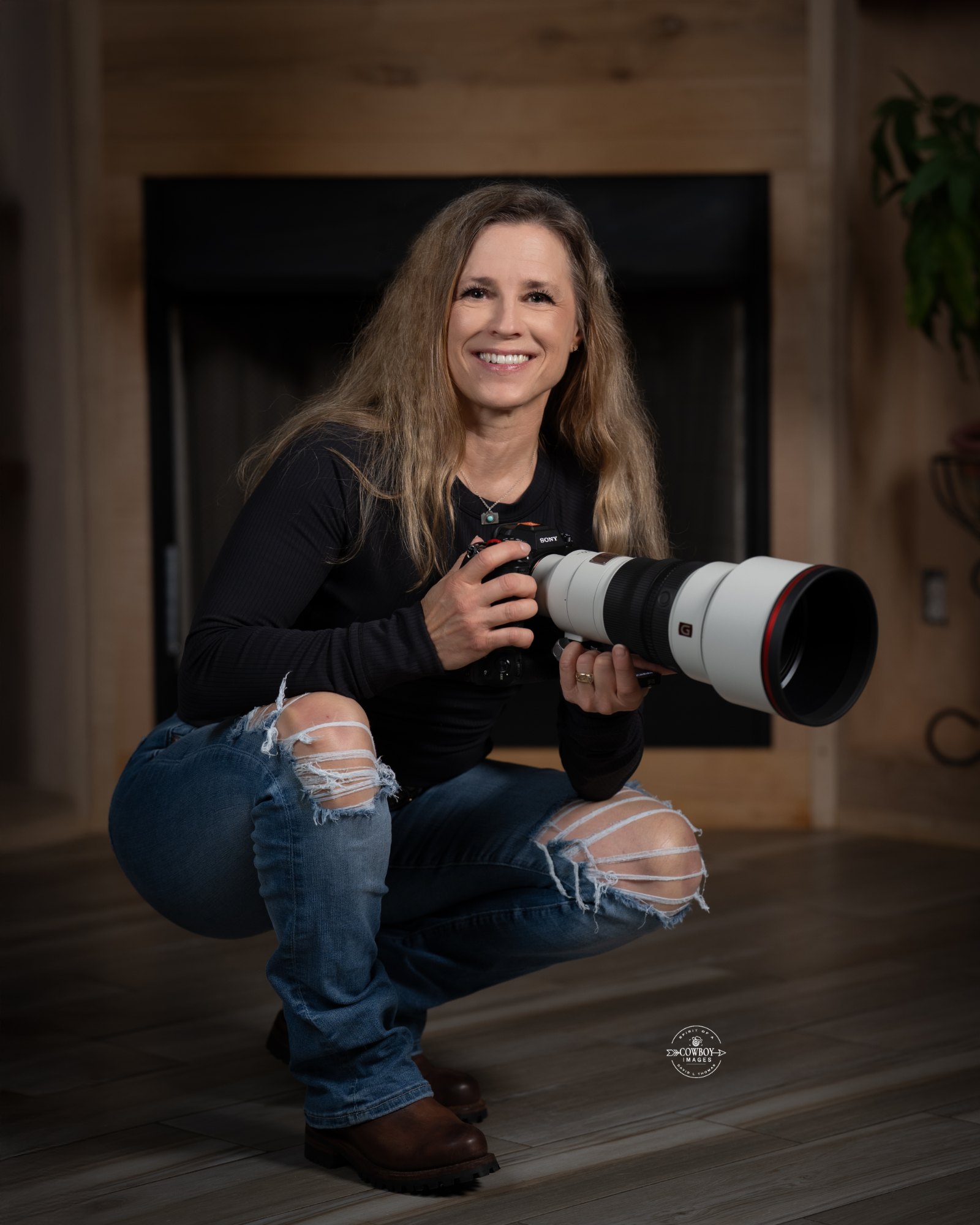 Traci Davenport, equine sports photographer, with her Sony camera and telephoto lens